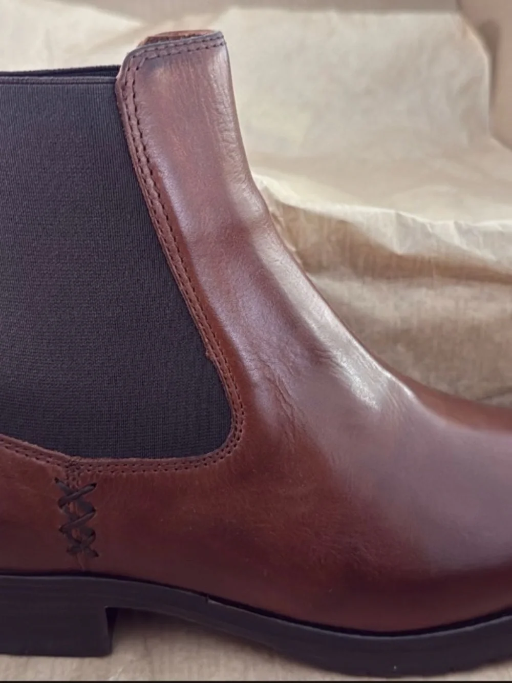 FRYE AND CO. Brown Leather Chukka Boot with Black Elastic Panels